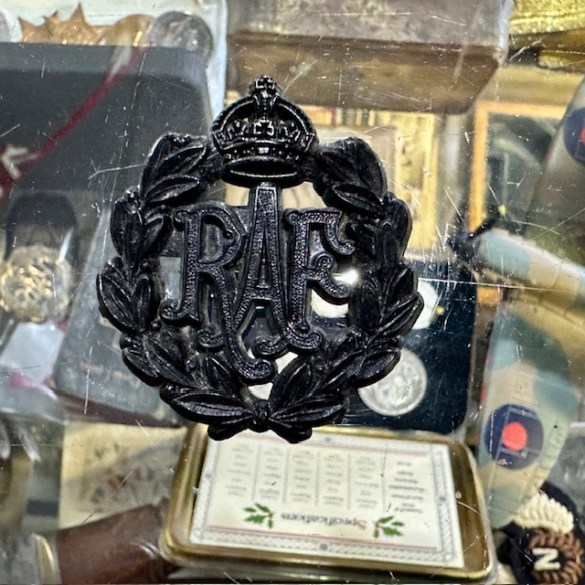 WW2 Bakerlite RAF Cap Badge 1